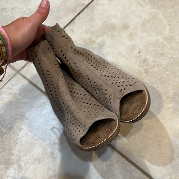 Tom’s Tan Suede Majorca Stacked Heel Perforated Booties Boots 9 - Picture 4 of 8